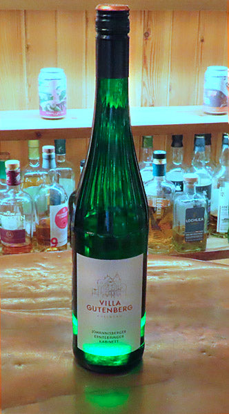 In the heart of the Rheingau, where the Rhine flows directly east to west at the foot of the south-facing slopes, Villa Gutenberg Riesling Kabinett Johannisberger Erntebringer (Vintage 2021) encapsulates one of the the most classic Riesling flavours anywhere in the Rhine.